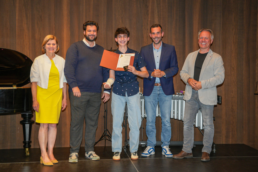 Urkunden&uuml;bergabe Goldsch&uuml;ler 2025