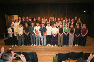 Urkunden&uuml;bergabe Goldsch&uuml;ler 2025