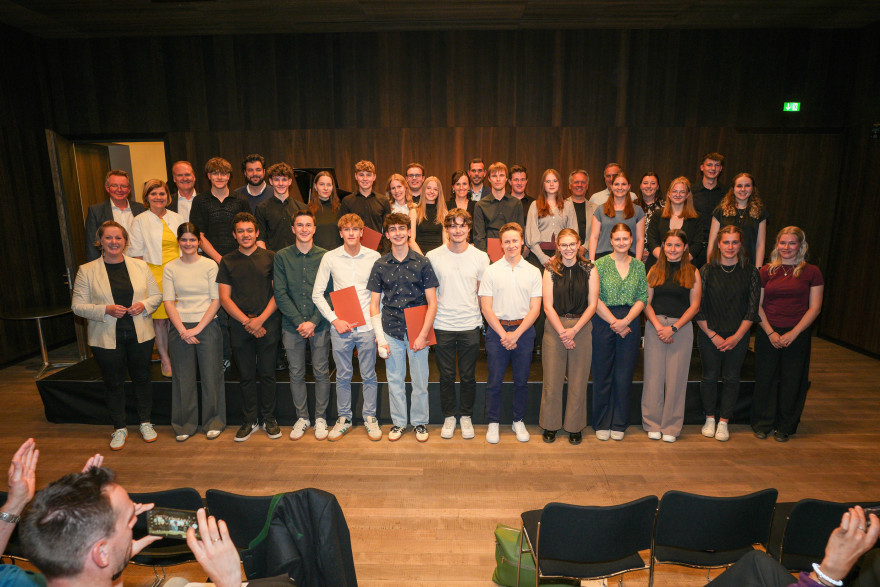 Urkunden&uuml;bergabe Goldsch&uuml;ler 2025