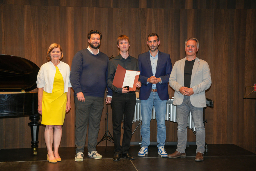 Urkunden&uuml;bergabe Goldsch&uuml;ler 2025