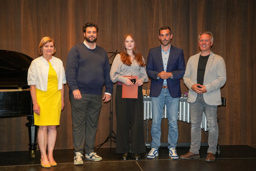 Urkunden&uuml;bergabe Goldsch&uuml;ler 2025